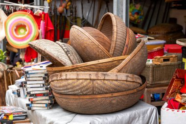 Çarşıda satılık bambu sepetlerinin yakın çekimi.