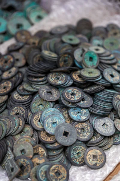錆びた古代中国の硬貨の山の閉鎖 — ストック写真