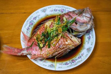 Lezzetli kırmızı buharda pişmiş koca gözlü levrek.