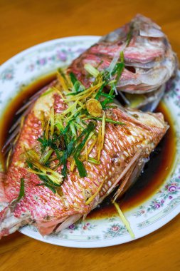 Lezzetli kırmızı buharda pişmiş koca gözlü levrek.