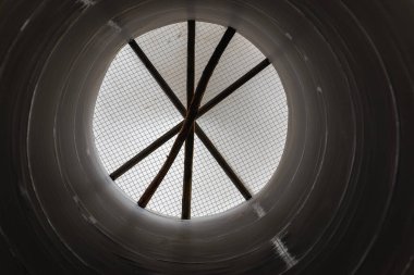 Soğutma kulesinin iç tarafındaki bacaya yakın plan.