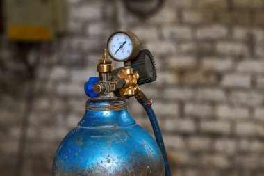 Terk edilmiş bir endüstriyel üretim atölyesinde gaz silindirlerinin yakın çekimi