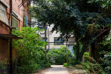 Eski bir kırmızı tuğla bina yapım atölyesi ve fabrika binası