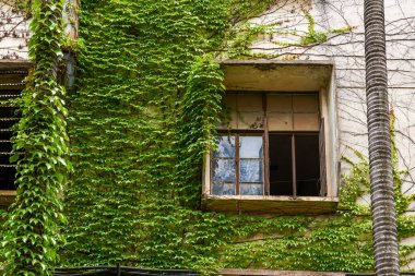 Eski bir kırmızı tuğla bina yapım atölyesi ve fabrika binası