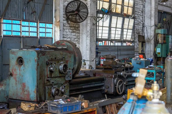 工業地帯にある古い工場ビルのローター設備の閉鎖 — ストック写真