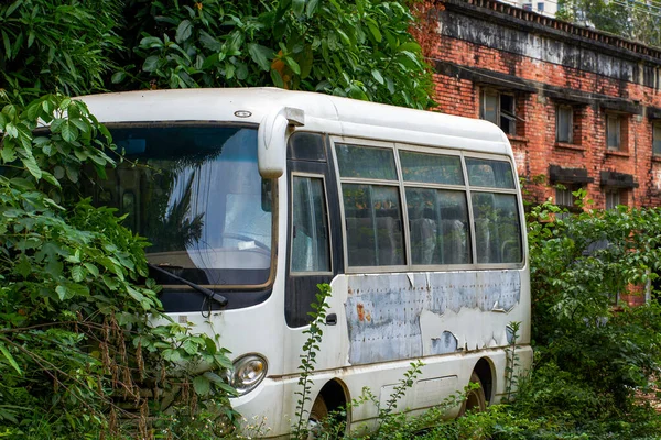 Stary Minibus Zaparkowany Opuszczonym Parku Przemysłowym — Zdjęcie stockowe