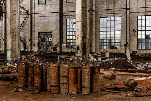 Primer Plano Las Botellas Gas Taller Producción Industrial Abandonado —  Fotos de Stock