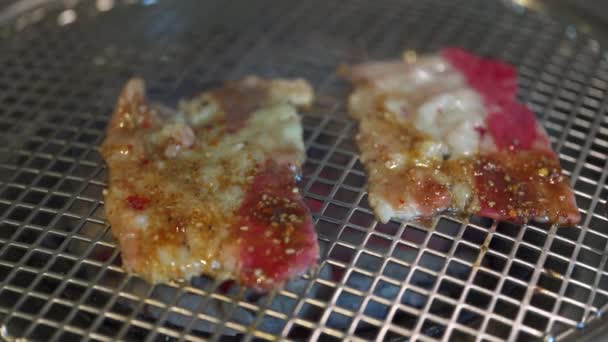 Δύο Λαχταριστές Φέτες Βοδινού Κρέατος Ψημένες Κάρβουνο Ένα Εστιατόριο Μπάρμπεκιου — Αρχείο Βίντεο