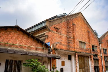 Eski bir kırmızı tuğla bina yapım atölyesi ve fabrika binası