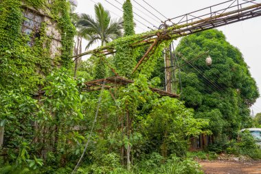 Endüstriyel bir atölyenin ön cephe boruları ve ekipmanları