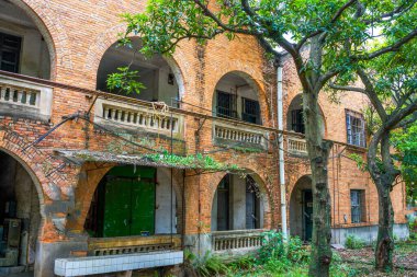 Eski bir kırmızı tuğla bina yapım atölyesi ve fabrika binası