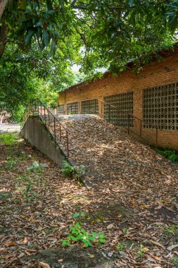 Terk edilmiş bir otomobil rampası.