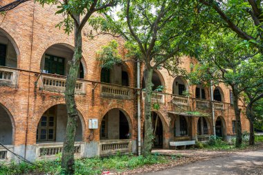 Eski bir kırmızı tuğla bina yapım atölyesi ve fabrika binası