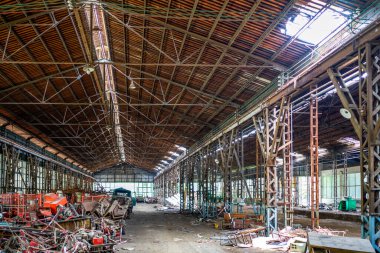 Terk edilmiş çelik çerçeve otomobil üretim atölyesi