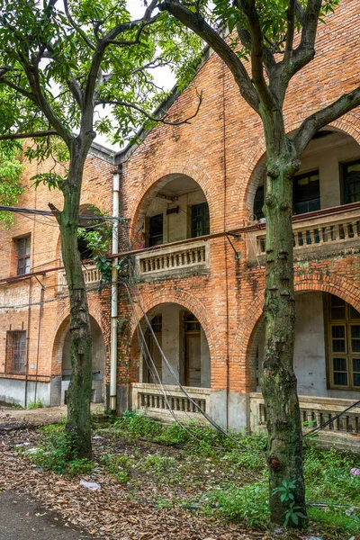 Eski bir kırmızı tuğla bina yapım atölyesi ve fabrika binası