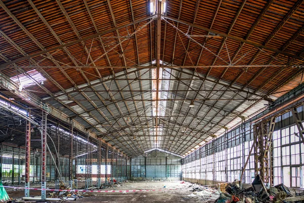 Terk edilmiş çelik çerçeve otomobil üretim atölyesi