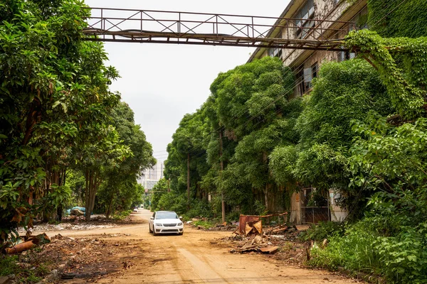 Endüstriyel bir atölyenin ön cephe boruları ve ekipmanları