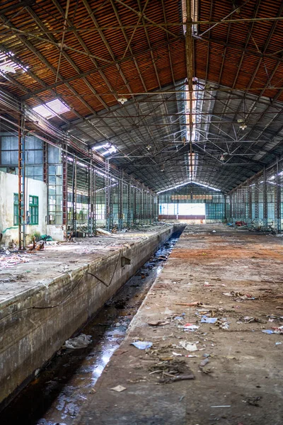 Uma Estrutura Aço Abandonada Oficina Produção Automóveis — Fotografia de Stock