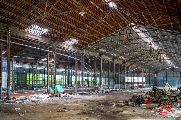 Uma Estrutura Aço Abandonada Oficina Produção Automóveis — Fotografia de Stock