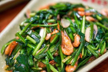 Lezzetli bir Çin yemeği, soğanlı kızarmış nehir karidesi.