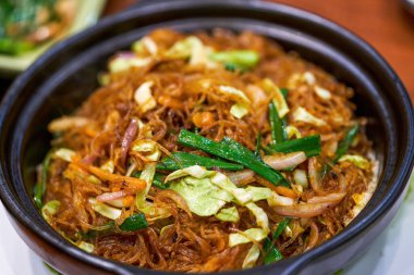 Lezzetli bir Çin yemeği, vejetaryen kızartılmış vermicelli ve killi çömlek.