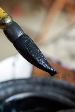 Mürekkep dolu bir Çin fırçası ucu.