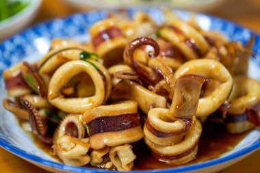 Lezzetli bir Çin yemeği ve soslu taze kalamar.