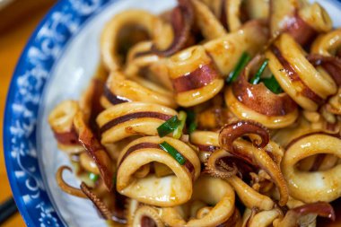 Lezzetli bir Çin yemeği ve soslu taze kalamar.