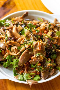 Lezzetli bir Çin yemeği, pişirilmiş tofu ve balçığa doldurulmuş et.