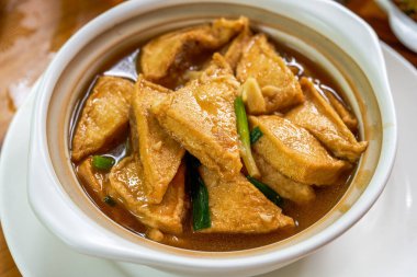 Lezzetli bir Çin yemeği, pişirilmiş tofu ve balçığa doldurulmuş et.