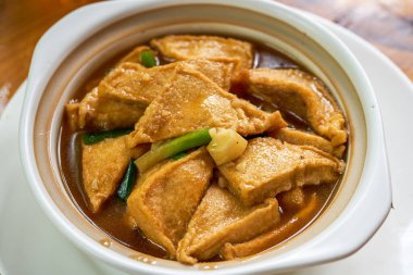 Lezzetli bir Çin yemeği, pişirilmiş tofu ve balçığa doldurulmuş et.