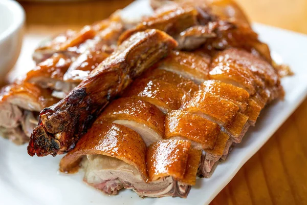 Lezzetli ve cezbedici Kanton usulü kavurmalı kavurmalı, iyi kızartılmış kaz.