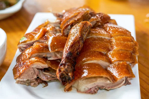 Lezzetli ve cezbedici Kanton usulü kavurmalı kavurmalı, iyi kızartılmış kaz.
