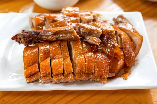 Lezzetli ve cezbedici Kanton usulü kavurmalı kavurmalı, iyi kızartılmış kaz.