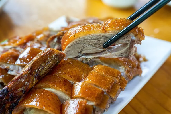 Lezzetli ve cezbedici Kanton usulü kavurmalı kavurmalı, iyi kızartılmış kaz.