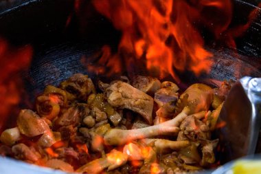 Bir tencere kuru kokulu ve taze kızarmış tavuk.