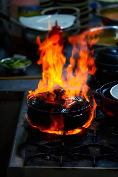 Cantonese Dishes Stovetop Kei Pot Drizzled White Wine Flames — Stock Photo, Image