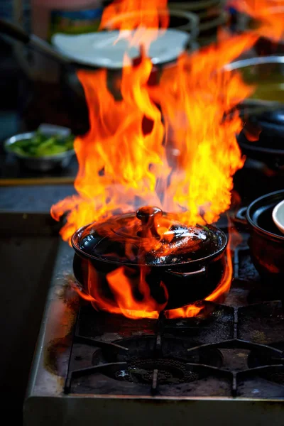 白ワインの炎が漂う京釜の上の広東料理 — ストック写真
