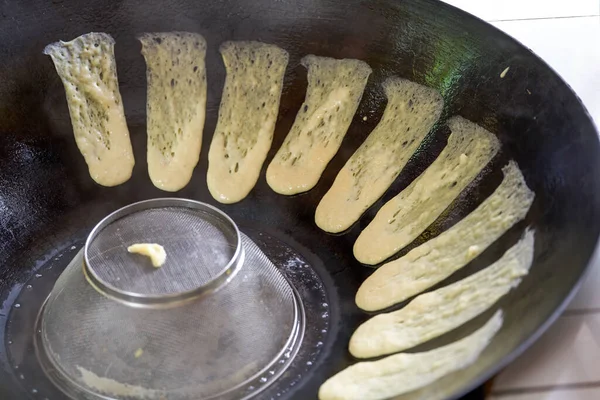 Kock Lagar Traditionella Nordöstra Rätter Sticker Pannkakor Stuvade Järnpanna — Stockfoto