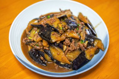 Lezzetli bir Çin yemeği, soslu kızarmış patlıcan.