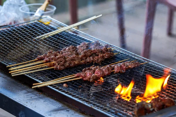 Een Persoon Het Maken Van Barbecue Houtskool Kebab — Stockfoto