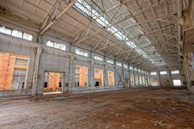 Sanayi bölgesinde terk edilmiş çelik iskelet fabrikası binası.