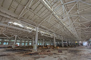 Sanayi bölgesinde terk edilmiş çelik iskelet fabrikası binası.