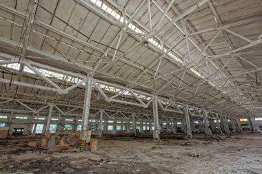 Sanayi bölgesinde terk edilmiş çelik iskelet fabrikası binası.