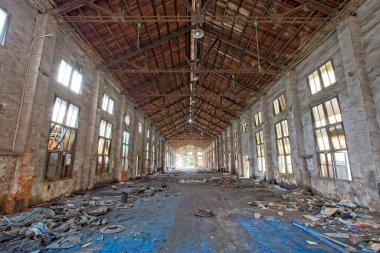 Sanayi bölgesinde terk edilmiş çelik iskelet fabrikası binası.