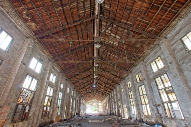 Sanayi bölgesinde terk edilmiş çelik iskelet fabrikası binası.