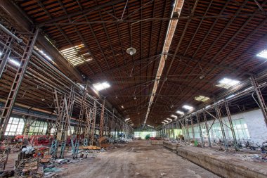 Sanayi bölgesinde terk edilmiş çelik iskelet fabrikası binası.