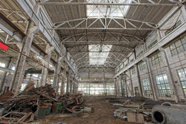 Sanayi bölgesinde terk edilmiş çelik iskelet fabrikası binası.