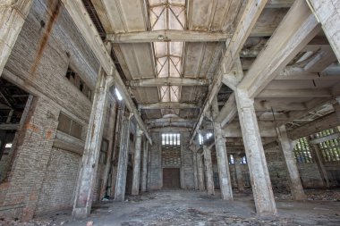 Sanayi bölgesinde terk edilmiş çelik iskelet fabrikası binası.