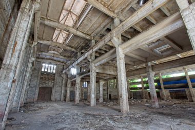 Sanayi bölgesinde terk edilmiş çelik iskelet fabrikası binası.